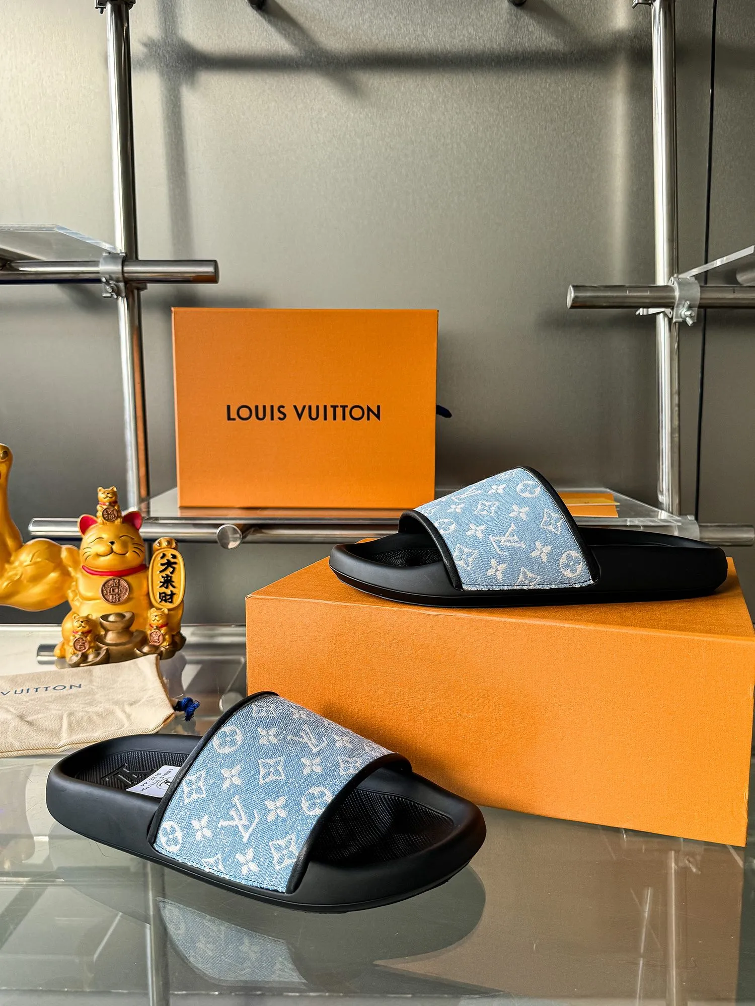 [L Home] P: 300💰 ▪️Shoe size: Women's 35-40 Men's 38-46▪️Packaging: Counter top quality~original packaging Louis Vuitton lv couple's monogram embossed slippers This season, Waterfront sandals return with a new look, and the upper buckle is embossed with Louis Vuitton's iconic Monogram pattern. Made of waterproof rubber with a comfortable and resilient insole. The lightweight, flexible outsole is embossed with the Louis Vuitton logo. Exquisitely packaged at the delivery counter 🛍📦 ▪️Fabric: Original molded rubber foam ▪️Sole: Original molded rubber foam outsole ▪️Sole thickness: 3CM.